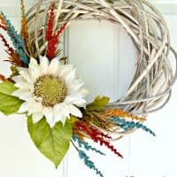 It's a new season and that means it's time to update your decor with this super simple 15 MINUTE FALL WREATH!