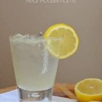 bella cocktail with lemon slice