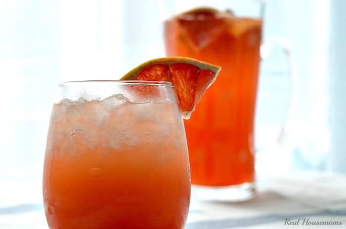 grapefruit ginger sparkler in a glass with a slice of grapefruit
