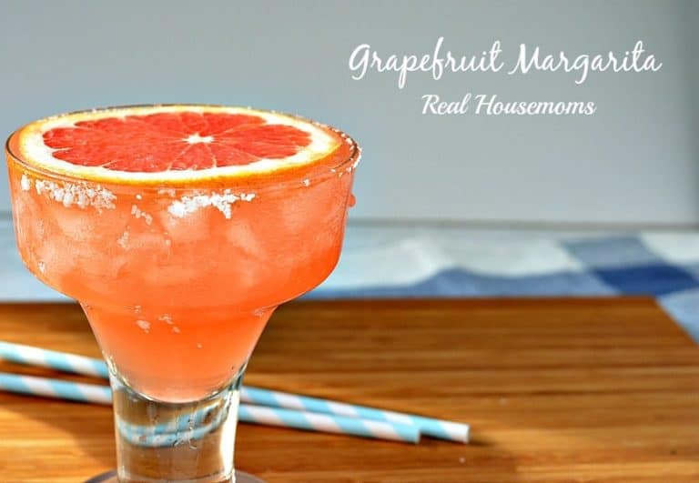 grapefruit margarita topped with a slice of grapefruit