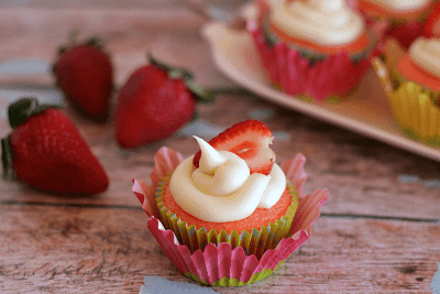 {2-Ingredient Strawberry Lemon Cupcakes #easyrecipes #lemon #strawberry