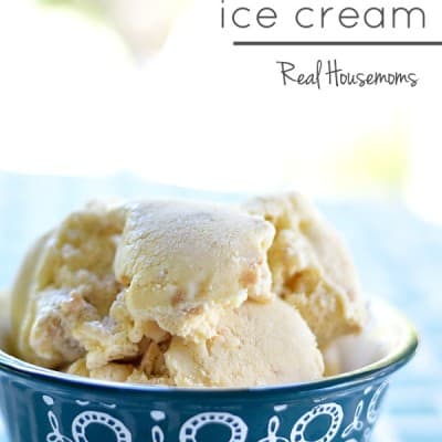 apple pie ice cream in blue bowl