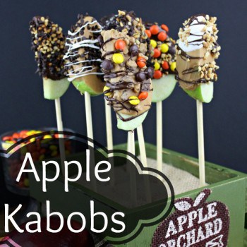 Les Apple Kabobs sont des pommes trempées dans du chocolat ou du caramel, puis roulées dans des noix et des garnitures de bonbons. Une friandise parfaite pour une fête de vacances ou un goûter en classe.