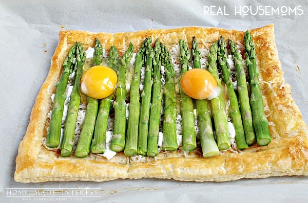 This recipe just screams Spring! Tender asparagus, tangy goat cheese, and baked eggs served on a crispy puff pastry make this Asparagus and Goat Cheese Tart perfect breakfast or brunch recipe. 