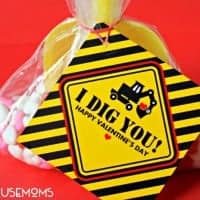"I Dig You" Valentine with free print. Printables that read "I DIG YOU HAPY VALENTINE DAY" with a Excavators digger machine, yellow, black and red colors Printable attached to a goodie bag with a yelow toy shovel