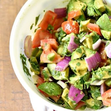 Chunky Guacamole Salad is the best think to happen to my summer menu!