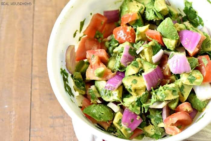 Chunky Guacamole Salad is the best think to happen to my summer menu!
