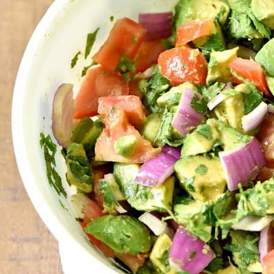 Chunky Guacamole Salad is the best think to happen to my summer menu!