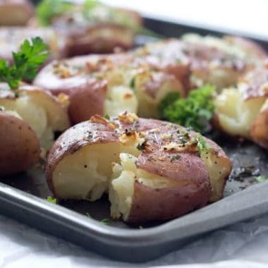 Crispy Garlic Smashed Potatoes - Incredibly easy and an out-of-this-world flavor! Everyone will be begging for more!