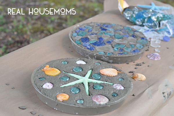 Dress up your garden with some easy to make DIY Garden Stones! You can even let the kids help decorate them!