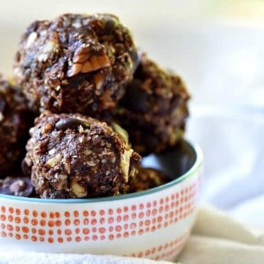 No Bake Chocolate Peanut Butter Energy Balls are so good and totally satisfy my sweet tooth! I'm keeping these on hand all summer long!!!
