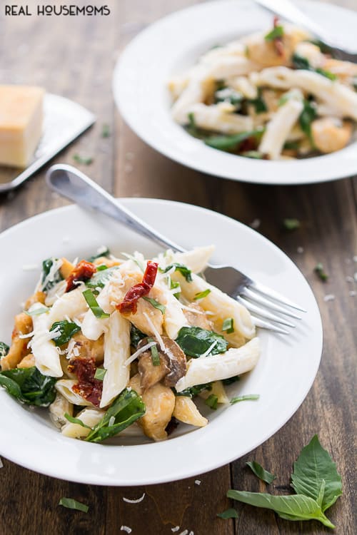 Ziegenkäse-Hühnchen-Penne ist cremig, würzig und lässt Sie rundum zufrieden sein!