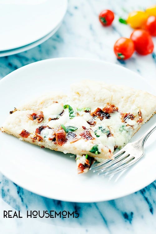 Summer pizza nights just got a little more exciting with Grilled Bacon and Blue Cheese Pizza!