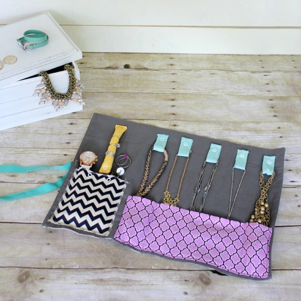 Summer road trips? Business trips? Girls Get-aways? If you have any of these planned in the near future, I've got a great {and pretty simple} DIY Travel Jewelry Oraganizer project for you today!