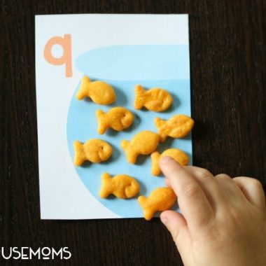 These free printable goldfish counting cards are fun, motivating and, as a huge bonus, end in a tasty snack. Can't beat that!