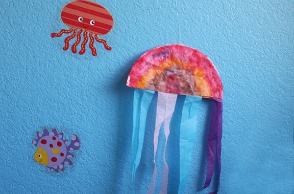 The summer months just scream "beaches & oceans" to us. Help the kids turn their room into an ocean oasis with this easy Coffee Filter Jellyfish Craft !