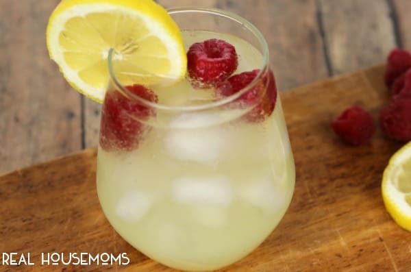 Cool off with a light and refreshing Lemon Raspberry Spritzer cocktail!