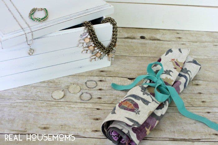 Summer road trips? Business trips? Girls Get-aways? If you have any of these planned in the near future, I've got a great {and pretty simple} DIY Travel Jewelry Oraganizer project for you today!