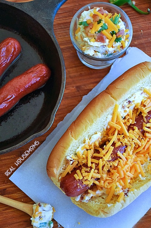 Jalapeno Popper Hot Dogs zijn een fusie van een origineel Amerikaans straatvoedsel en een van mijn favoriete voorgerechten aller tijden! Deze honden zijn een gemakkelijk diner dat op de tafel in minder dan 30 minuten en zeker een familie favoriet geworden!'s on the table in less than 30 minutes and sure to become a family favorite!