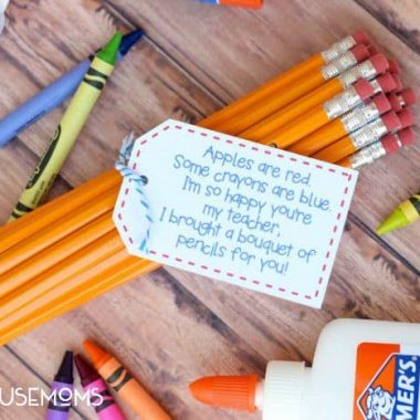 This cute Pencil Bouquet Back to School Printable makes for such a fun and easy teacher gift! Available as a FREE PDF or Silhouette file printable!