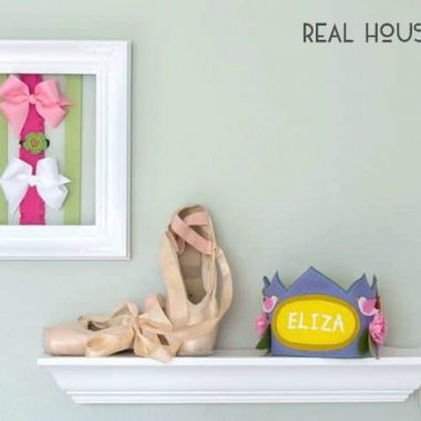 Get your little one's hair accessories organized with this easy Picture Frame Hair Bow Holder!