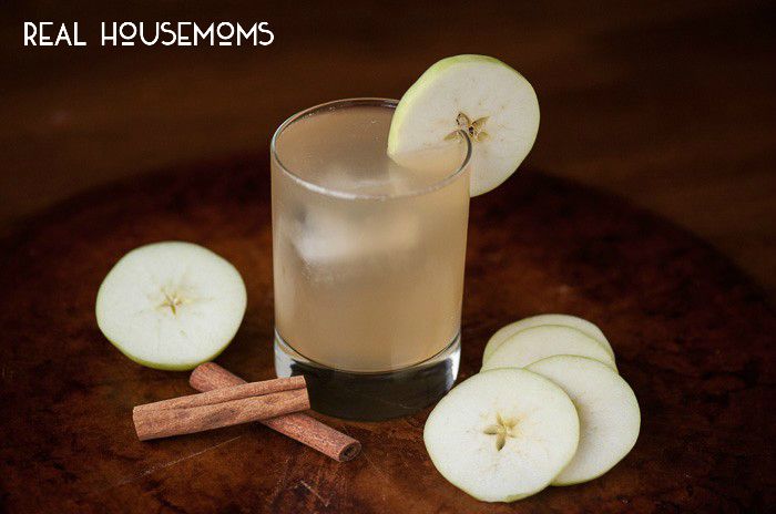 This two-ingredient Washington Mule is the perfect late summer cocktail because its refreshing on hot summer days but is full of fall flavors yet to come!