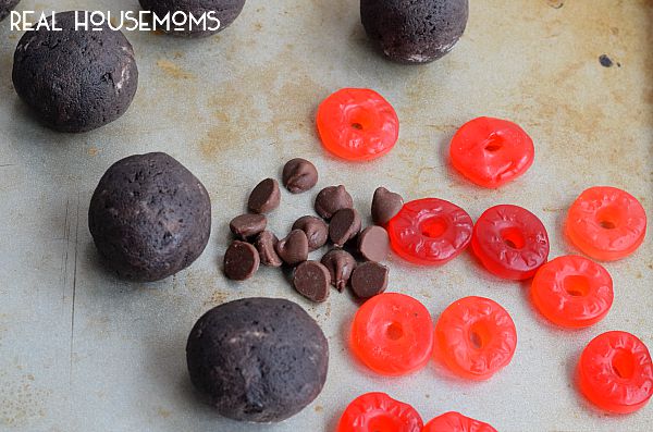 These Eyeball Oreo Bites are a spooky, and delicious, Halloween treat!