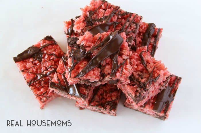 These Chocolate Covered Strawberry Rice Krispies Treats are the most delicious snack!