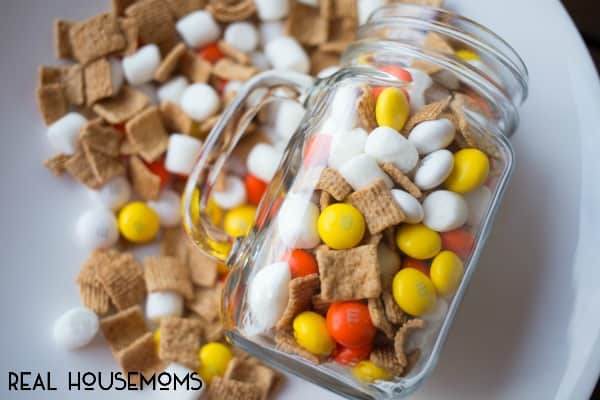 Candy Corn S'mores Gifts are a great last minute option for for your friends, family - neighbors, teachers and more!