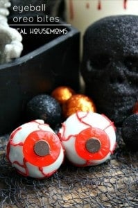 These Eyeball Oreo Bites are a spooky, and delicious, Halloween treat!