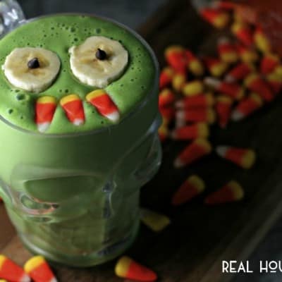 Halloween is just around the corner! Trick your little ones into eating spinach with this Monster Mash Green Smoothie, mwahahaha!!!