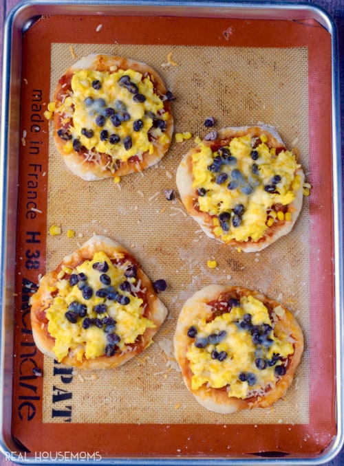 These SOUTHWESTERN BREAKFAST PIZZAS are just six ingredients, easy to make, and packed with flavor!