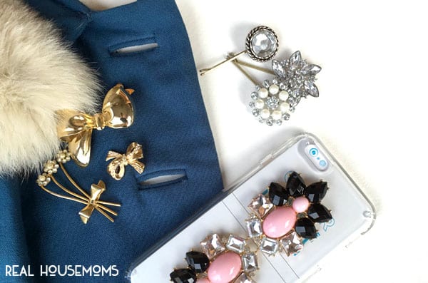 Brooches have been a BIG hit on the runways and fashion magazines this season, and we're showing you 3 (EASY) WAYS TO WEAR BROOCHES THIS HOLIDAY SEASON!