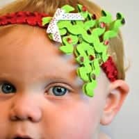 Get your little girl ready for her picture with Santa with this DIY CHRISTMAS TREE BABY HEADBAND tutorial!