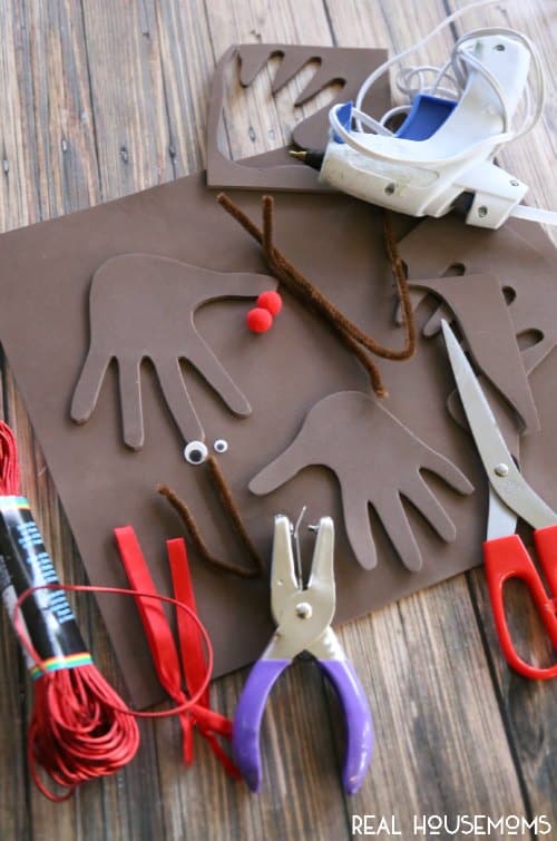 These HANDPRINT REINDEER ORNAMENTS SO cute and so easy to make! You just need a few supplies and some cute little hands!
