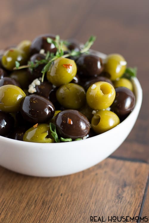 Skip the fancy olive bar this year and make your own HERB & GARLIC MARINATED OLIVES! They're nice & juicy and bursting with flavor!