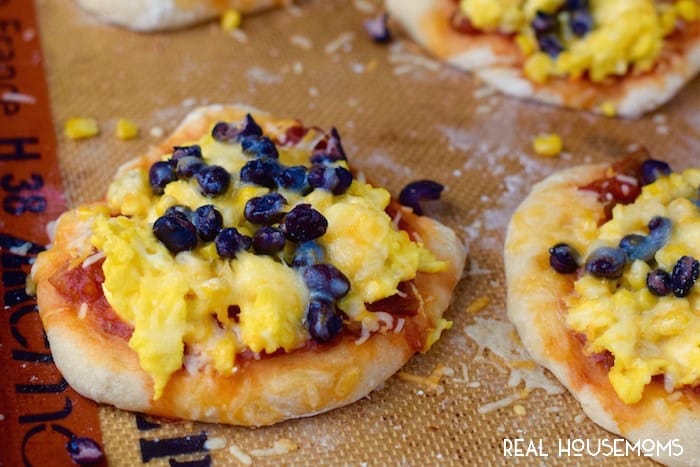 These SOUTHWESTERN BREAKFAST PIZZAS are just six ingredients, easy to make, and packed with flavor!