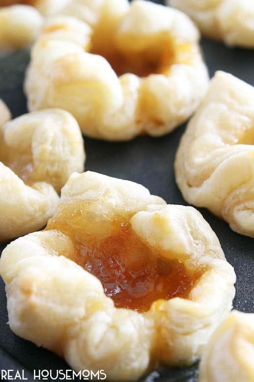 These APRICOT BRIE BITES are a great appetizer for your New Year's Eve party this year! They are easy to make and taste so delicious!