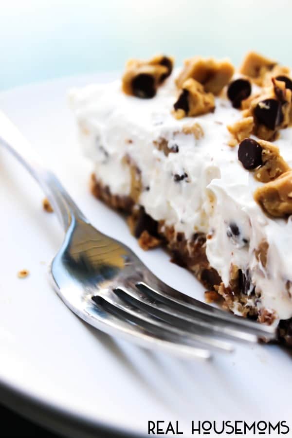 CHOCOLATE CHIP COOKIE DOUGH NO-BAKE CHEESECAKE is a dessert must have! Grab a fork, dig in and be sure to share!