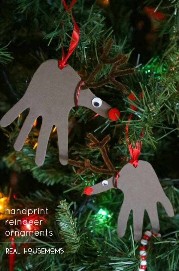 These HANDPRINT REINDEER ORNAMENTS SO cute and so easy to make! You just need a few supplies and some cute little hands!