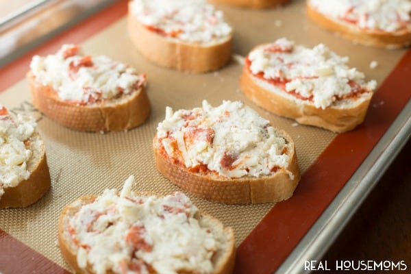 These PIZZA GRILLED CHEESE bites are the perfect lip-smacking finger foods adults and kids alike will love!