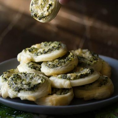 These SPINACH & ARTICHOKE PUFF PASTRY PINWHEELS are a deceptively easy appetizer that is perfect for a party!