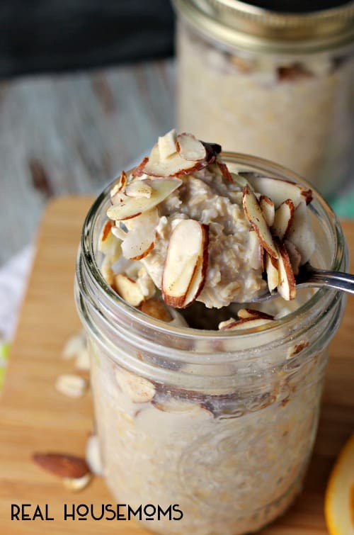 VANILLA ALMOND OVERNIGHT OATS are the easy way to make sure you grab a healthy and delicious breakfast in the morning!