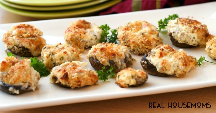 THREE CHEESE STUFFED MUSHROOMSは、マッシュルームに3種類のチーズを詰め、バター風味のパン粉をトッピングした、パーティーにぴったりのアペタイザーです。