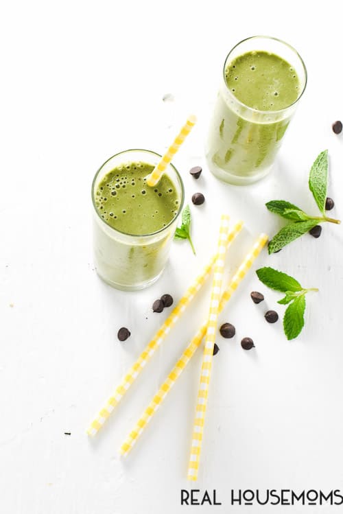 This healthy CHOCOLATE MINT SMOOTHIE is the best way to start your morning!