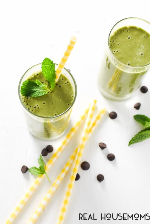 This healthy CHOCOLATE MINT SMOOTHIE is the best way to start your morning!