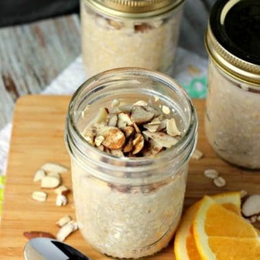VANILLA ALMOND OVERNIGHT OATS are the easy way to make sure you grab a healthy and delicious breakfast in the morning!