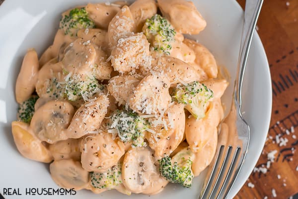 Enjoy a dinner date at home with this creamy PASTA CON BROCCOLI that comes together in less than 30 minutes!