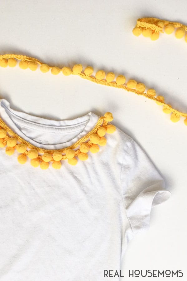 T-shirt with pom pom trimmed collar
