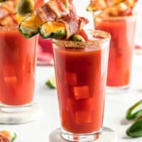 Bacon? Jalapeno poppers? Alcohol? Bacon Wrapped Jalapeno Popper Bloody Mary is a brunch lover’s dream come true! Mornings were made for sipping this drink!
